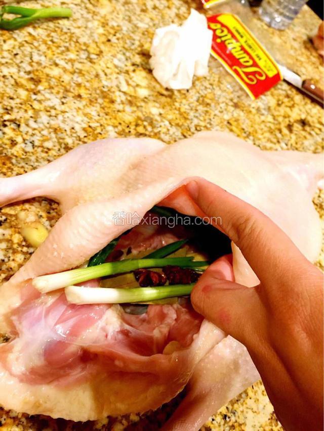 洗净后用厨房用纸擦干，从鸭肚子里抹盐，放入小葱，姜，八角，桂皮！