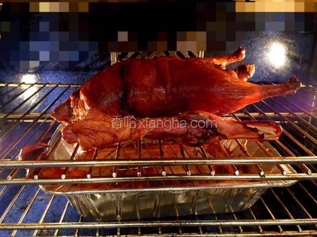 1小时之后将鸭子翻身，烤鸭胸一面，此时可以将烤盘放置烤箱下一层，将鸭子直接放置在烤架，这个过程拿鸭子要注意，不要拿鸭腿，容易破！375F再烤制45分钟！