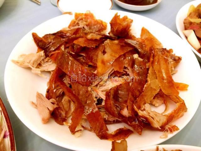 接下来就是片鸭子了，过程略，配上青花条葱丝，来点甜面酱，，哇哦，美味，美胃！既想当吃货，就得当一个能吃会做的吃货！