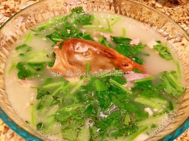 鸭肉吃完，鸭架也不能浪费，煲个鸭汤，味道美美！