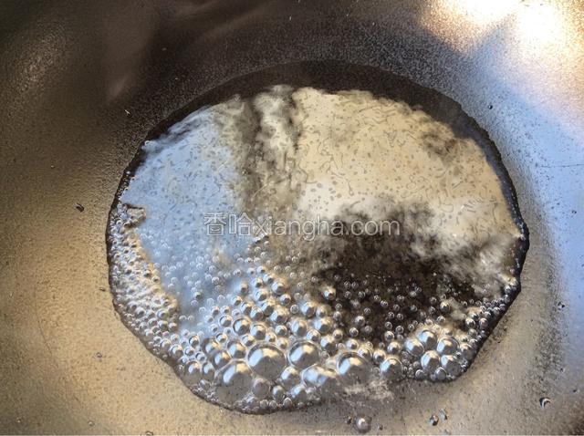锅中倒入1小碗清水烧开
