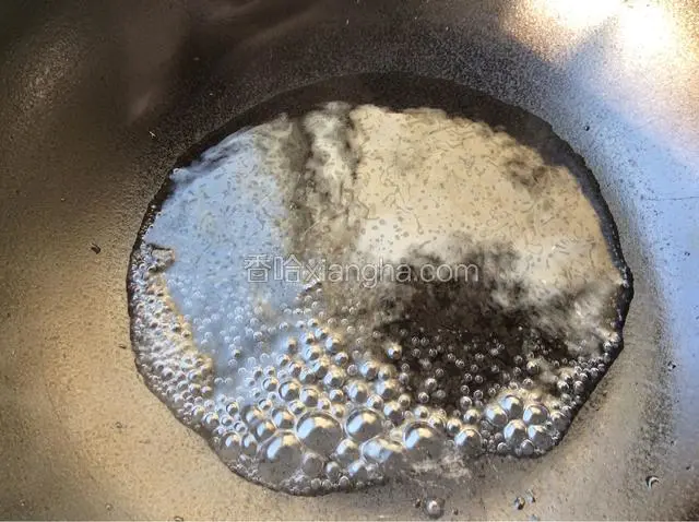 锅中倒入1小碗清水烧开