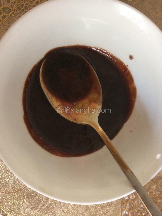 熬好的红糖汁到入碗中待用