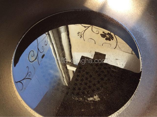 锅中倒入食用油烧开