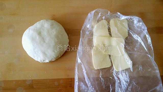 松弛面团的同时 处理黄油 把70g的黄油放入保鲜袋 擀成薄片