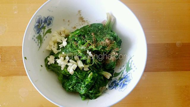 把菠菜焯水 用盐 黑胡椒 蒜末 香油拌匀 备用