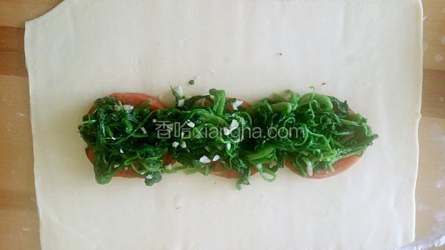 火腿上码好菠菜