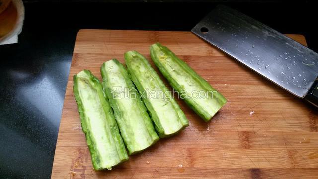 苦瓜从中间切开，把苦瓜瓤挖出。