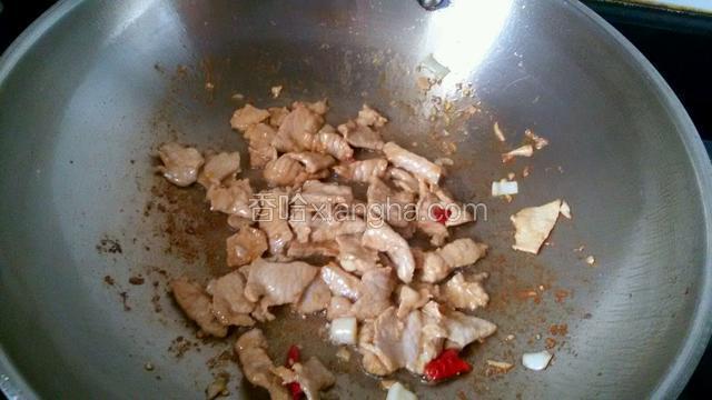 另起过，放油葱姜爆香放入肉片煸炒。