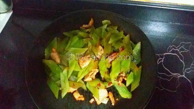 肉片煸香后放入苦瓜翻炒，苦瓜炒熟后放入蒜片，加蚝油，淋入少许香油翻炒均匀出锅。