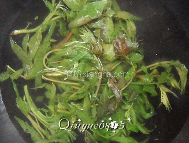 香椿焯一下，过凉控水。