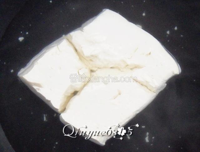 豆腐焯一下，过凉控水。