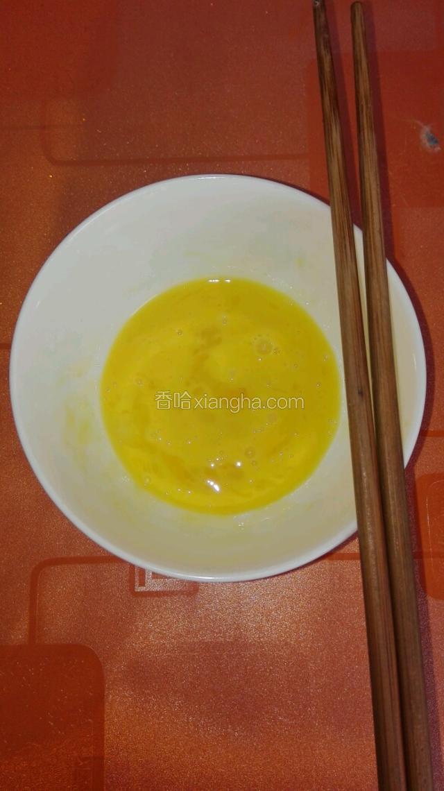 鸡蛋搅匀备用
