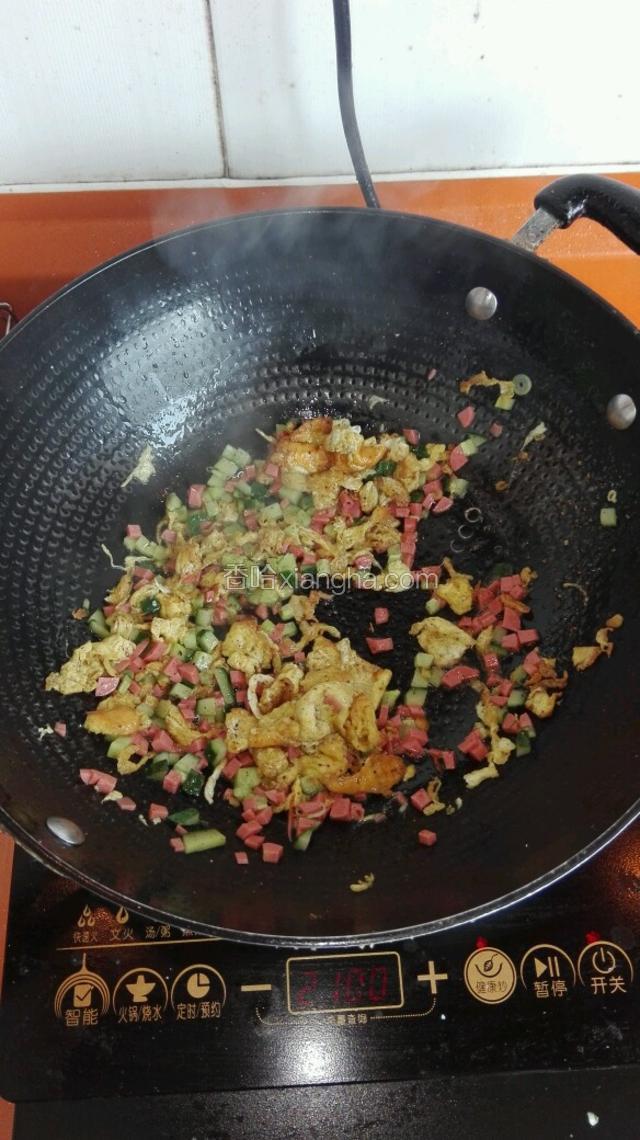 快速翻炒一分钟后加入少许盐