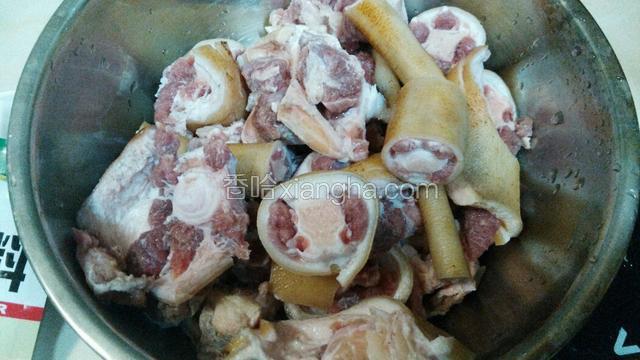 牛尾一条洗净切块，泡水1小时