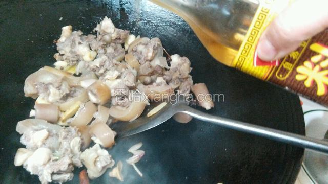 牛尾炒干水份，放料酒