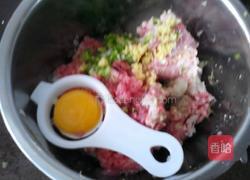 荠菜猪肉丸子海鲜汤的做法图解3