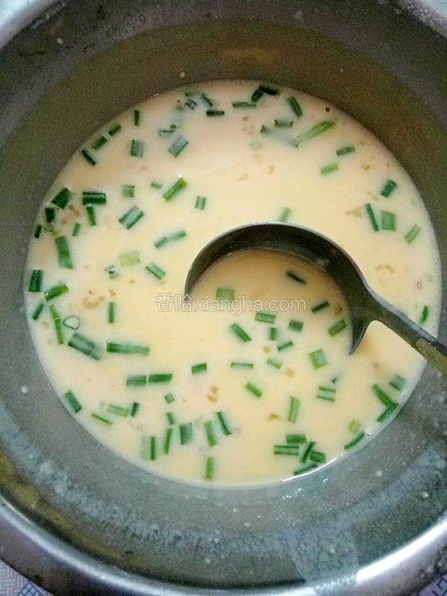 在盘子里放些许面粉，敲入两个鸡蛋，加适量水，搅拌均匀。撒入葱花，适量盐和适量胡椒粉，再搅拌匀，面糊稍稀点为好。