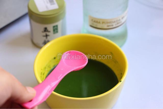 现在开始制作抹茶糖液。碗中放入6克抹茶粉和10克糖混合均匀，缓缓倒入40克热水并不断搅拌，以免抹茶粉溶解不匀。然后隔冰水冷却后加入5ml朗姆酒。不冷却会使朗酒挥发，影响口味。调匀放入冰箱冷藏。