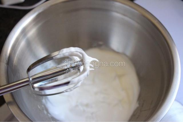 取25克-30克的蛋白，加入砂糖A12克砂糖，打至八九分发，打蛋器拉起略有弯勾。如图