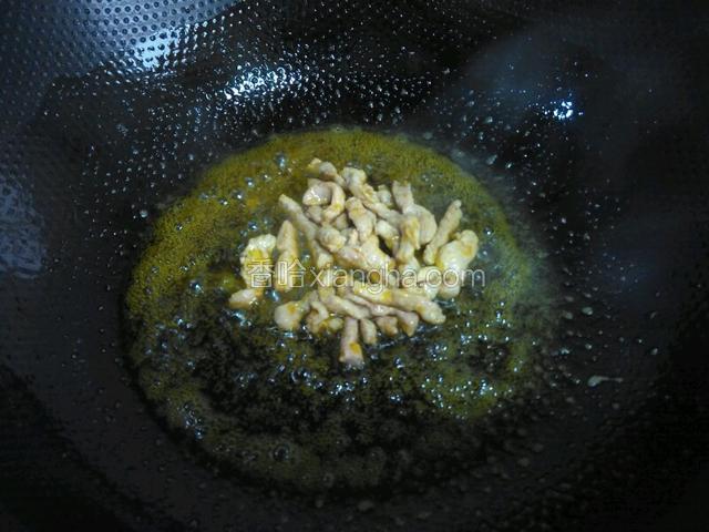 锅里油烧热，放入肉丝炒匀