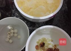 桃胶雪莲子银耳汤的做法图解1
