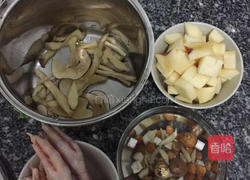 鸡脚清润滋补汤的做法图解1