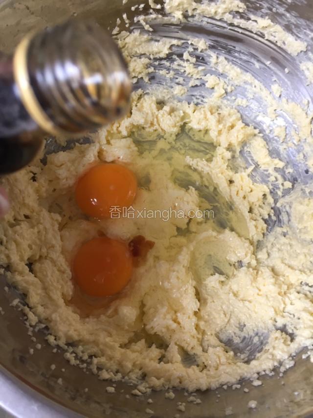 加入鸡蛋和香草精。