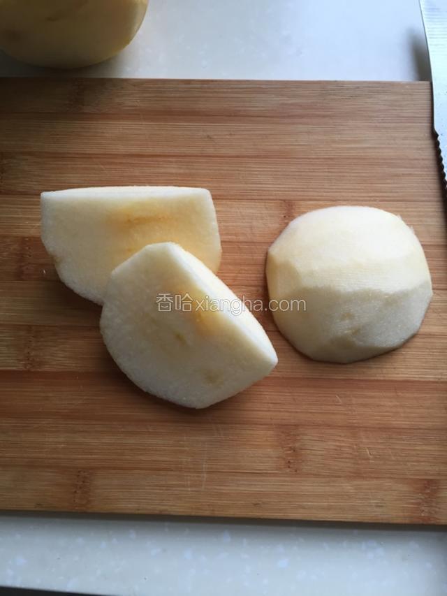 苹果洗净去皮后切三个面。