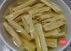 五花肉烧腐竹的做法图解1