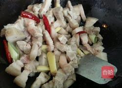 五花肉烧腐竹的做法图解3