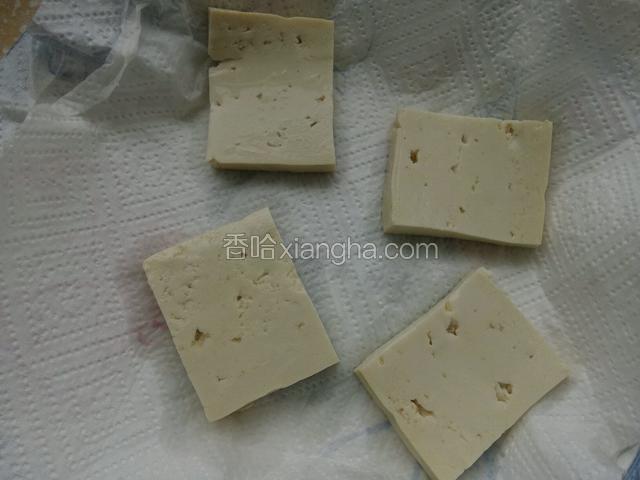 将浸泡后的豆腐块吸干表面水分