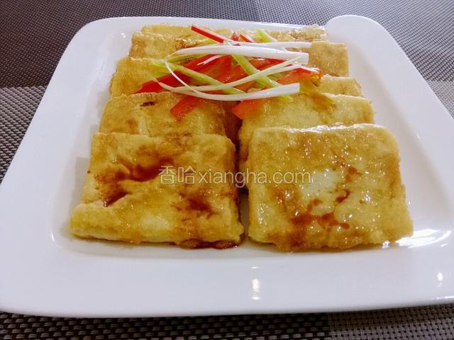 将青红椒丝葱丝放豆腐上点缀