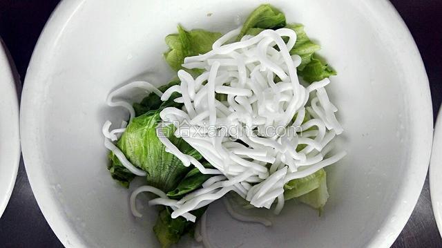 生菜和粉条垫底。