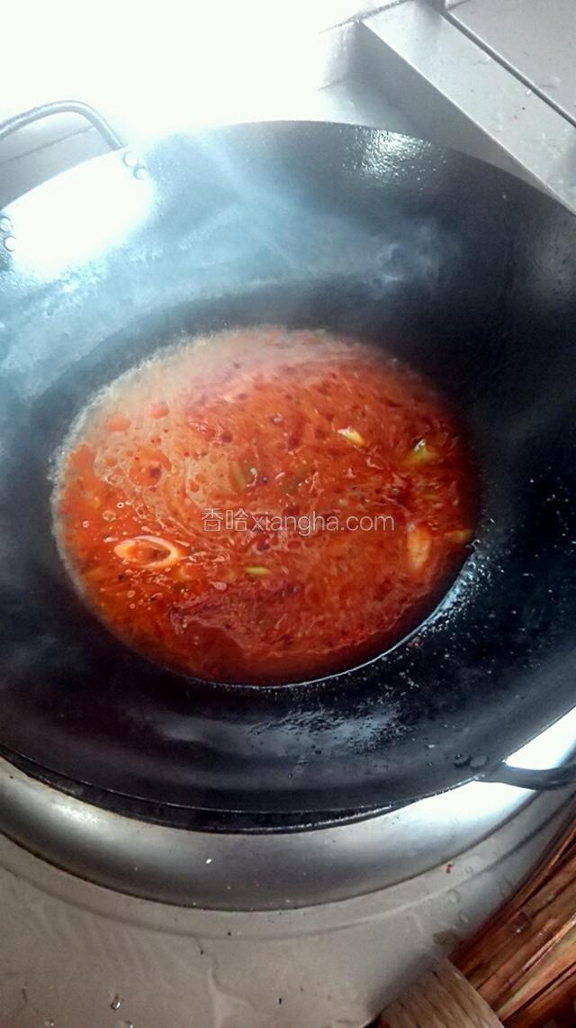 把葱，香辣酱，火锅底料炒香，加水。加入适量的盐，老抽，醋。