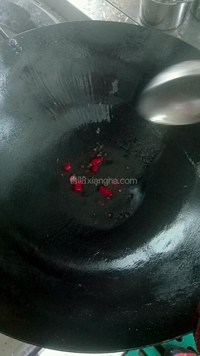 把辣椒，花椒炒出香味。