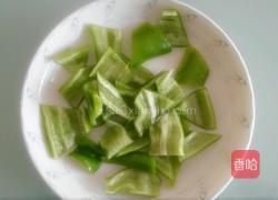 青椒炒虾段的做法图解1
