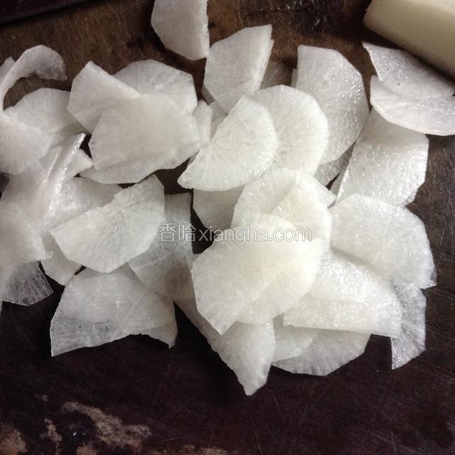 再切成半圆片。