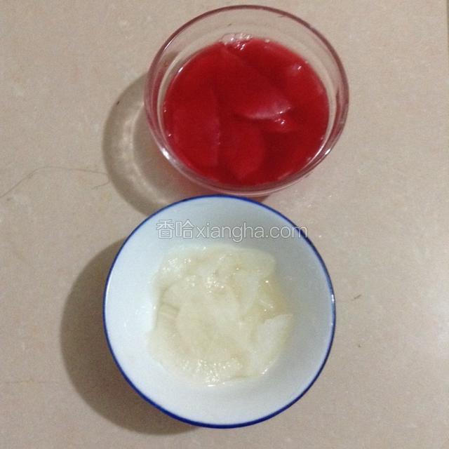 取腌制过的两小份萝卜，一份加杨梅汁泡上，另一份加少许醋喝蜂蜜泡上。