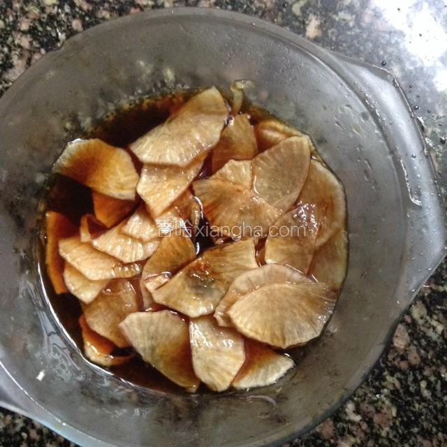 另一份加少许生抽蜂蜜和苹果醋再泡4小时。