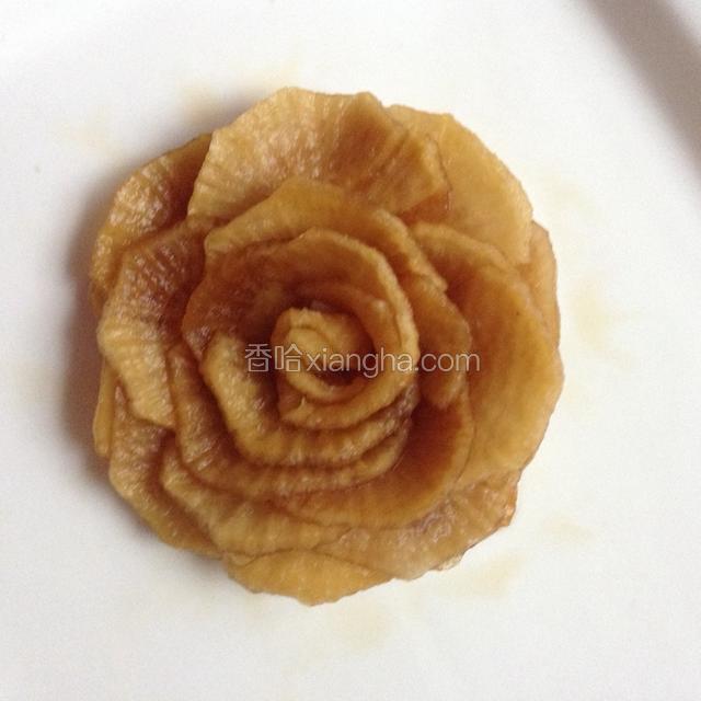 花心部分就像做玫瑰花一样，取五片叠加再卷起来。