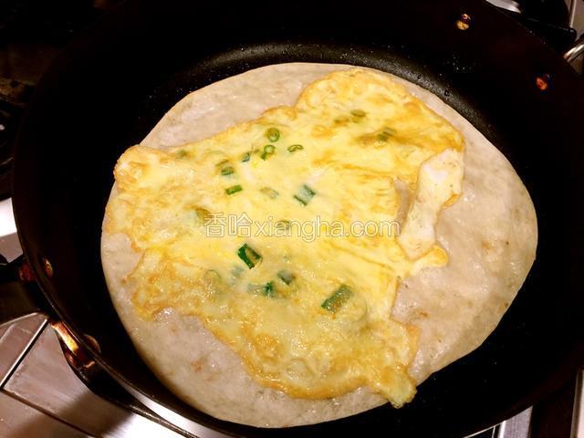30秒左右将挂了鸡蛋的大饼翻过来，将另外一面煎至微黄即可大概20秒，不要太干