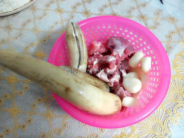 准备好食物，（排骨砍小块）