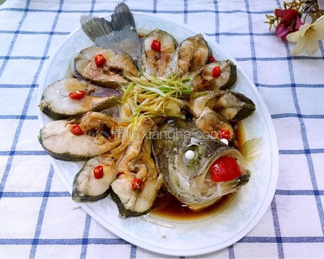 切适量葱丝摆在鱼肉中间，锅中倒入适量色拉油烧至微微冒烟即均匀浇在鱼身上，泰椒切小段装饰在每片鱼肉上，圣女果夹放在鱼嘴内。