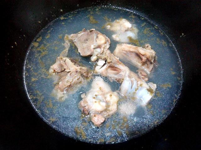 猪骨冷水下锅、煮五分钟