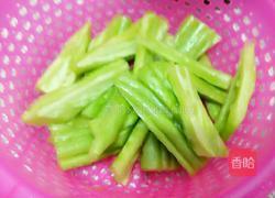 排骨苦瓜汤的做法图解2