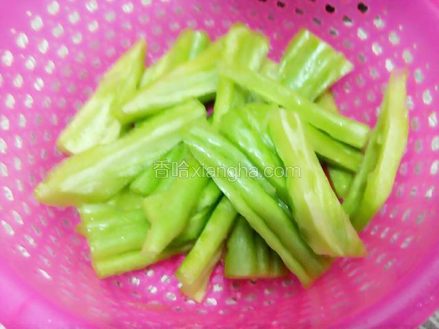 苦瓜切条去子，再切小条（也可以按自己喜欢切）