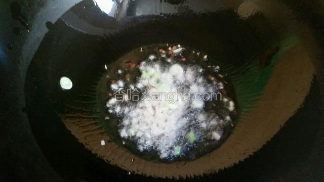 炒锅油热放入花椒粒，然后放少许葱姜蒜末