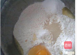 手揉面包!的做法图解1