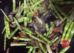 水竹笋炒腊肠的做法图解7